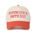 Κοντινό πλάνο κόκκινου κεντήματος 'Expensive & Difficult' στο μπεζ-πορτοκαλί καπέλο - Ρυθμιζόμενο / Κεντητό Στυλ με Color Block / Εκρού και Πορτοκαλί
