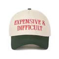 Λεπτομέρεια του κόκκινου κεντήματος 'Expensive & Difficult' σε κρεμ και πράσινο καπέλο - Ρυθμιζόμενο / Κεντητό Στυλ με Color Block / Κρέμα/Στρατιωτικό Πράσινο