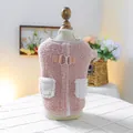 Dettaglio gilet in pile rosa per animali con tasche bianche e anello metallico. - Gilet Con Tasche - Rosa / XS (Peso 1.5kg)