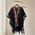 Élégant poncho noir en imitation cachemire avec motifs géométriques rouges et franges - Noir / 170 X 110 Cm (grand Format)