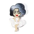 Mignonne broche en acrylique avec un motif de pin-up portant une robe blanche - Blanc Noir Et Gris
