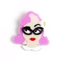 Broche en acrylique avec visage de fille élégante, cheveux roses et lunettes de style rétro - Broche Violette