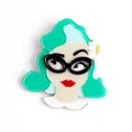 Broche mignonne en acrylique représentant une femme rétro aux cheveux verts et lunettes - Vert