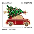 Vista macro de broche esmaltado de coche de Navidad con ancho 3,7cm y peso de 2,2g - Estilo Coche Rojo Árbol Navidad