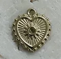 Ciondolo a forma di cuore vintage dorato in acciaio inossidabile con motivo a raggi - Stile Cuore Vintage Barocco Dorato (AP41501D0W0)