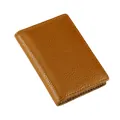 Détail d'un porte-cartes en cuir marron avec motif litchi et coutures de précision - Camel (KB150)