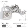 Poliertes Herzschloss und Schlüssel Anhänger aus Edelstahl mit kleinen Kristallen - PJ92949S