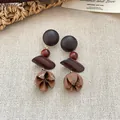 Orecchini etnici in legno con forme geometriche e pendente a fiore naturale di legno. - 18# Perno in Argento - Caffè