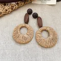 Eleganti orecchini a cerchio in rafia intrecciata con perle di legno geometriche marrone scuro - Ago D'argento Da 20# - Marrone - Tondo