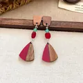 Orecchini geometrici etnici realizzati in legno naturale e resina rossa traslucida - Ago D'argento N. 24 - Marrone - Rosso