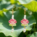 Boucles d'oreilles lotus rose élégantes faites main avec perles blanches et émail vitrifié - Style Perle de Lotus Rose (A-767)