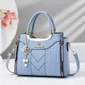 Élégant sac à main en cuir bleu clair texturé avec des garnitures dorées raffinées - 24*12*20 / Bleu clair