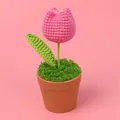 Handgemaakte gehaakte roze tulpenbloem in een kleine bruine pot voor huisdecoratie - Dikke Magenta Tulpenpotplant (in Een Palmenpot)