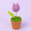 Handgehaakte paarse tulpenbloempot decoratie voor een afstudeercadeau handgemaakt - Dikke Paarse Tulpen In Een Bruine Pot