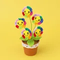 Handgehaakte kleurrijke glimlachende zonnebloem potplant ornament voor bureau decoratie - Vijf Potplanten Met Lachende Gezichtjes (in Palmpotten)