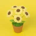 Handgemaakte gehaakte zonnebloem in pot voor bureau decoratie en leuk cadeau idee - Vijf Tot Zes Kleine Gele Madeliefjes In Een Pot (palmenpot).