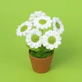 Handgemaakte gehaakte witte madeliefjes in een bruine pot, perfect als cadeau. - Vijf Tot Zes Kleine Madeliefjes (wit Met Groene Meeldraden) In Een Palmenpot.