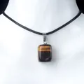 Collar con colgante rectangular de piedra ojo de tigre natural y cordón trenzado negro. - Solo colgante (sin cadena) / Ojo de tigre