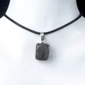 Colgante de piedra cuadrada natural irregular pulida en un collar de cordón negro. - Solo colgante (sin cadena) / Piedra de Sangre Africana