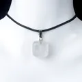 Elegante colgante cuadrado de cristal natural en un cordón negro de estilo minimalista - Solo colgante (sin cadena) / Cristal de roca