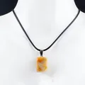 Colgante cuadrado de ágata amarilla natural pulido a mano con cordón negro trenzado - Solo colgante (sin cadena) / Ágata Loca