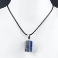 Colgante rectangular de piedra natural azul con cordón negro en busto de maniquí - Solo colgante (sin cadena) / Lapislázuli