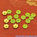 Primer plano detallado de capuchones de flores en esmalte verde para crear joyería artesanal - 8mm / Verde Claro (P101)