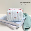 Pequeño neceser acolchado de rayas azules con estampado de cerezas y cremallera roja - Bolsa De Almohada Pequeña Azul
