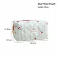 Bolsa de cosméticos acolchada a rayas azules con motivos de cerezas y cremallera - Bolso Almohada / 18.5x10.5x10.5cm / Azul (Estampado de Cereza)