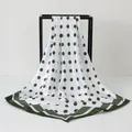 Eleganter weißer Satin-Seidenschal mit dunkelgrünen Punkten und Zierrand-Design - Gepunktet Grün / 90 X 90 Cm (polka Dot Serie)