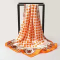 Eleganter großer quadratischer Seidenschal mit orangefarbenen Punkten und Ethno-Musterrand - Neues Orange Mit Polka-dots / 90 X 90 Cm (polka Dot Serie)