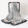 Ein großes 90x90cm Satin-Quadrat-Tuch mit schwarzen Punkten und Barock-Ornamenten - Neue Schwarze Punkte / 90 X 90 Cm (polka Dot Serie)