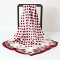Elegantes Seidenquadrat-Halstuch mit roten Punkten und Ornament-Bordüre, 90x90cm. - Neues Rotes Polka-dot-rot / 90 X 90 Cm (polka Dot Serie)
