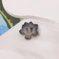 Handgefertigte Lotusblume aus Harz in Grau für DIY Ohrringe und Haar-Accessoires - Lotus Stil (LF3372-09)