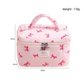 Grand sac de maquillage rose matelassé avec imprimé nœud rouge et poignée supérieure - Sac Seau à Nœud Rose