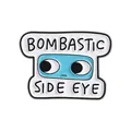 Lustige Metall-Emaille-Nadel mit Bombastic Side Eye Text und blauen Cartoon-Augen - Qhxz3308