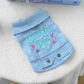 Gros plan détaillé d'un gilet en jean pour animaux avec broderie Cutie Pie - Bleu clair (Broderie cerise)