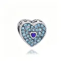Nahaufnahme des herzförmigen DIY-Charms mit blauen Kristallen und lila Herz in der Mitte - Pave Hellblau Herz (1)