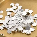Nahaufnahme von blumenförmigen silbernen Metallanhängern mit Hand made Gravur für DIY - 25# Dicke Silberne Blumenbuchstabe [1 Stück] Ca. 8*8mm (a1-502)