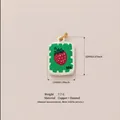 Ciondolo a forma di francobollo alla fragola in smalto bianco e rame dorato - Pendente Francobollo Fragola