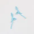 Vue macro de pendentifs en alliage bleu clair avec nœud pour la création de bijoux DIY - Bleu ciel