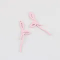 Gros plan de breloques en alliage rose en forme de nœud pour bijoux DIY - Rose