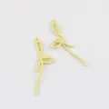 Vue détaillée de deux breloques nœuds en alliage jaune pâle pour boucles d'oreilles DIY - Jaune