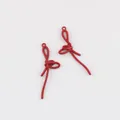 Vue détaillée de deux pendentifs nœud en alliage rouge avec texture de corde torsadée pour bijoux - Rouge