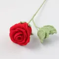 Rosa roja tejida a mano a ganchillo con tallo y hojas verdes para decoración hogar - Ramo de Rosas de Copa de Vino Rojo Grande