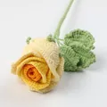 Rosa de lana tejida a mano en amarillo y naranja con hojas verdes sobre fondo blanco - Ramo De Rosas En Copa De Vino Meng Si - Amarillo Degradado