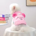 Detailansicht der rosa Lammvlies-Hundeweste mit niedlicher Schweine-Stickerei und Leinenring. - XS (Gewicht 1.5kg) / Oberteile / Rosa (Schweinchen-Stil)