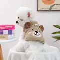 Detailansicht eines weißen Hundes mit einer süßen braunen Teddybär-Vlies-Hundeweste - XS (Gewicht 1.5kg) / Oberteile / Braun (Bären-Stil)