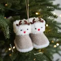 Handgemaakte gebreide rendier kerstlaars ornamenten met wit imitatiebont aan een boom. - Beige Rendier Stijl (4) / Beige bruin