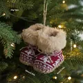 Rood gebreid kerstlaars-ornament met nepbont rand hangend aan een feestelijke boom - Rood-Wit Jacquard Stijl (1) / Rood & Wit